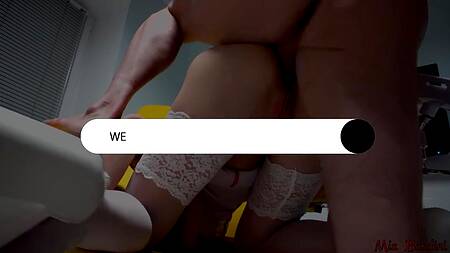 Гинеколог отодрал в очко стройную телочку с классными сиськами