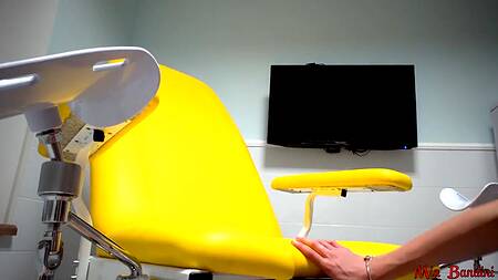 Гинеколог отодрал в очко стройную телочку с классными сиськами