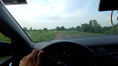 Губастая девка запрыгнула в машину и сразу начала строчить улетный минет