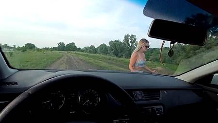 Губастая девка запрыгнула в машину и сразу начала строчить улетный минет