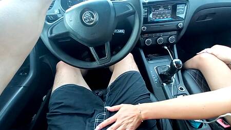 Губастая девка запрыгнула в машину и сразу начала строчить улетный минет