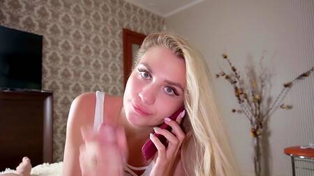 Разговаривающая по телефону мамочка наслаждается инцестом с сыном мужа