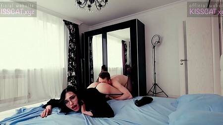 Русская шлюшка отдалась и слизала с постели всю сперму парня