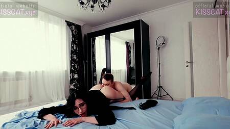 Русская шлюшка отдалась и слизала с постели всю сперму парня