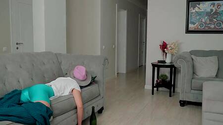 Кончил на попу удовлетворённой красавице от первого лица