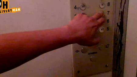 Жопастая красотка соблазнила и трахнула русского доставщика пиццы