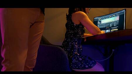 Начальник оприходовал на рабочем столе молоденькую секретаршу