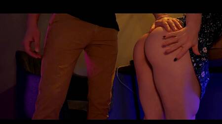 Начальник оприходовал на рабочем столе молоденькую секретаршу