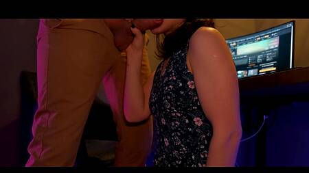 Начальник оприходовал на рабочем столе молоденькую секретаршу