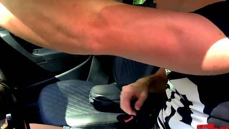 Элитная проститутка скачет на члене клиента в салоне автомобиля