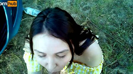 Машка в желтом платье захотела секса на природе у автомобиля