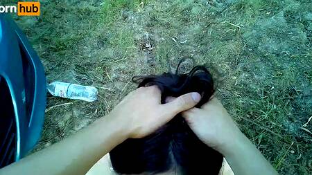 Машка в желтом платье захотела секса на природе у автомобиля