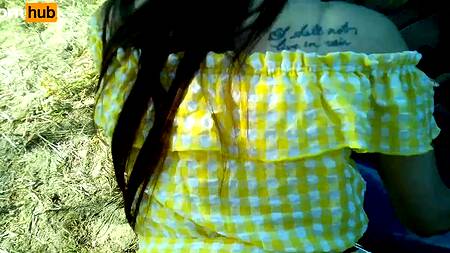 Машка в желтом платье захотела секса на природе у автомобиля