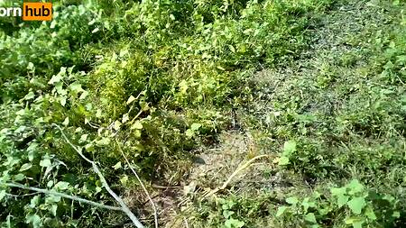 Машка в желтом платье захотела секса на природе у автомобиля