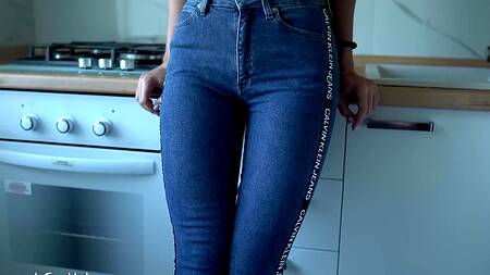 Пышногрудая блондинка отдалась в попу на кухне крепкому любовнику