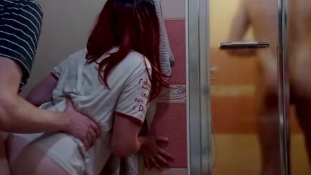 Наглый самец ебет соседскую девчонку пока ее парень моется в душе