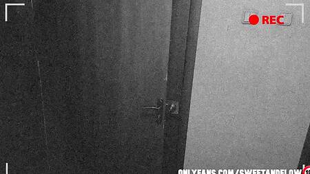 Наглый самец ебет соседскую девчонку пока ее парень моется в душе