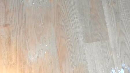 Молодая нимфа струйно кончает перед веб-камерой и толпой зрителей