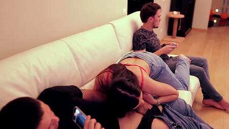 Парень геймер не заметил как его девушка страстно сосет хуй его другу