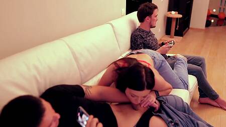 Парень геймер не заметил как его девушка страстно сосет хуй его другу