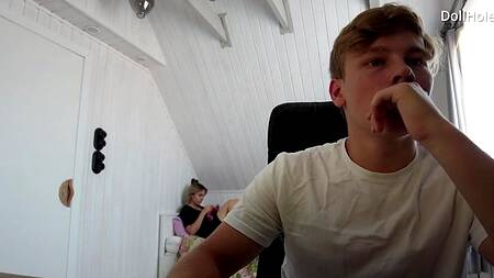 Молодой пацан приятно ебет подружку с красивой натуральной грудью