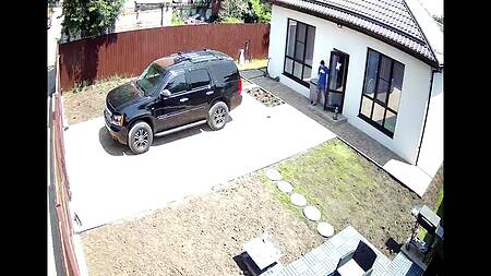 Вернувшийся супруг увидел как его жена сосет хуй на заднем дворе