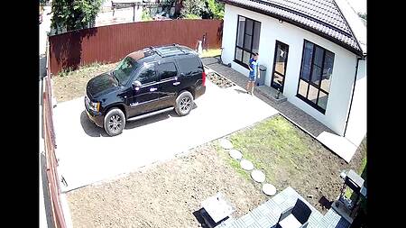 Вернувшийся супруг увидел как его жена сосет хуй на заднем дворе