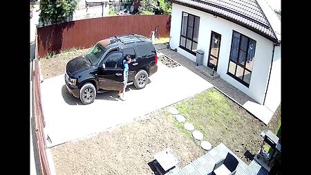 Вернувшийся супруг увидел как его жена сосет хуй на заднем дворе