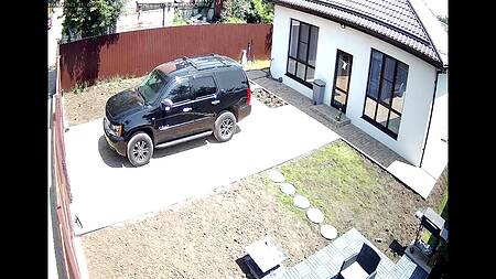 Вернувшийся супруг увидел как его жена сосет хуй на заднем дворе