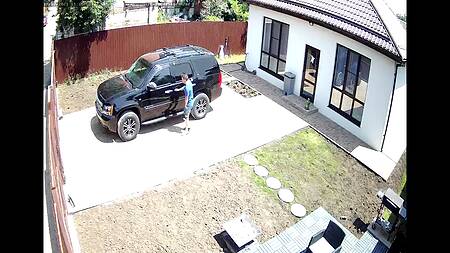 Вернувшийся супруг увидел как его жена сосет хуй на заднем дворе