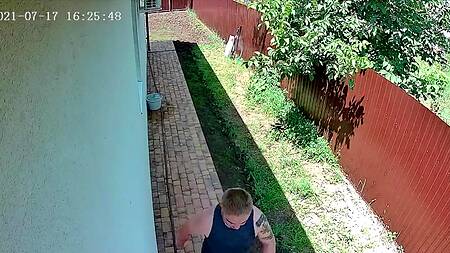 Вернувшийся супруг увидел как его жена сосет хуй на заднем дворе