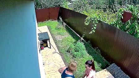 Вернувшийся супруг увидел как его жена сосет хуй на заднем дворе