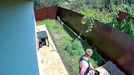 Вернувшийся супруг увидел как его жена сосет хуй на заднем дворе