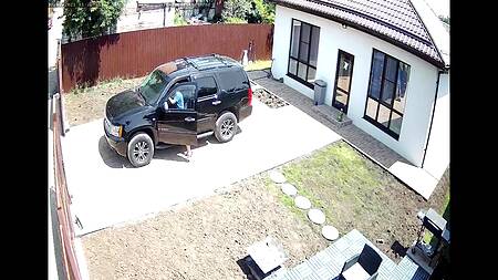 Вернувшийся супруг увидел как его жена сосет хуй на заднем дворе