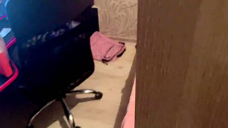 Тёлочка с вибратором в пизде сосет толстый хуй и от этого кайфует