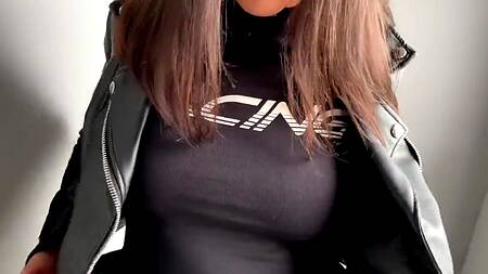 Запикапил губастую телочку и страстно трахнул на балконе подъезда