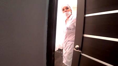 Массажистка в белом халате присосалась губками к члену парня