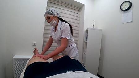 Массажистка в белом халате присосалась губками к члену парня