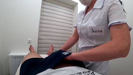 Массажистка в белом халате присосалась губками к члену парня