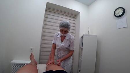 Массажистка в белом халате присосалась губками к члену парня