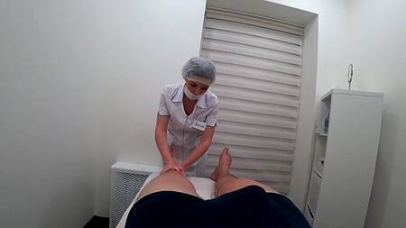 Массажистка в белом халате присосалась губками к члену парня