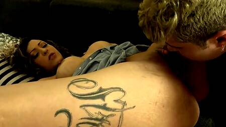 Жопастая горничная не смогла отказать в удовольствии блондину