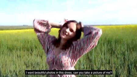 Рыжая девчонка захотела снять порно посреди поля в автомобиле