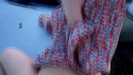 Рыжая девчонка захотела снять порно посреди поля в автомобиле