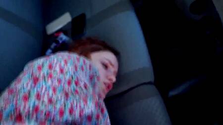 Рыжая девчонка захотела снять порно посреди поля в автомобиле