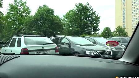 Запикапил у дороги шлюху и страстно отодрал на улице возле авто