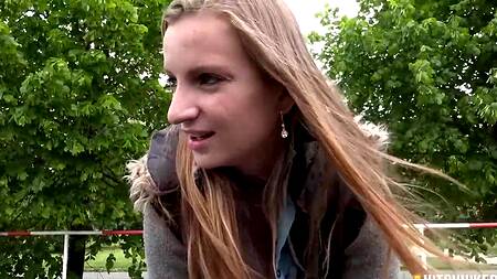 Запикапил у дороги шлюху и страстно отодрал на улице возле авто