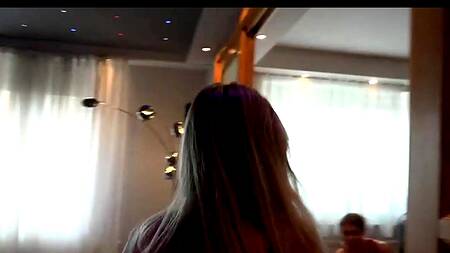 Толпа горячих красавиц наслаждаются членом одного счастливчика