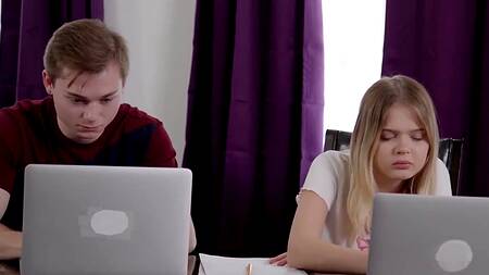 Зрелая учительница преподала урок секса очень молодой парочке