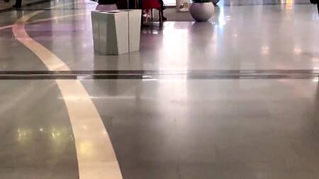 Сотрудница магазина одежды отдалась клиенту в примерочной